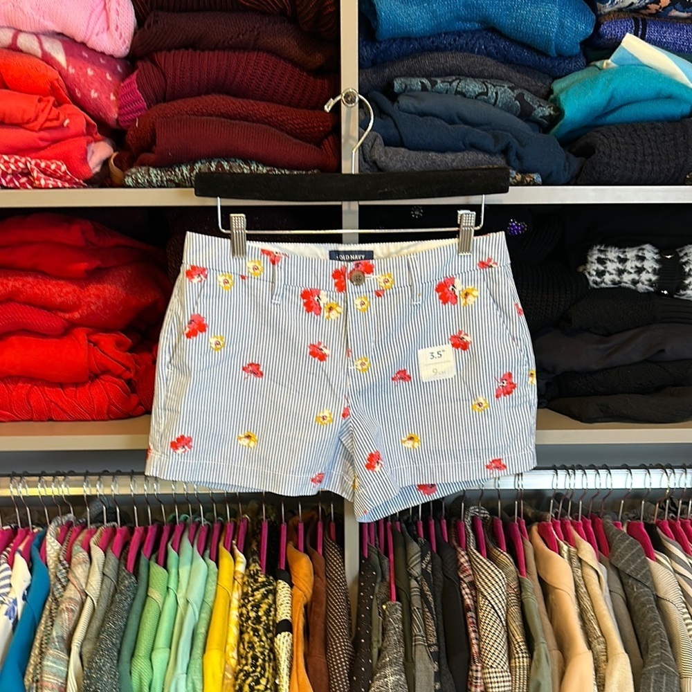 Old Navy blue/red/yellow floral print 3.5” inseam shorts size 2 NWOT